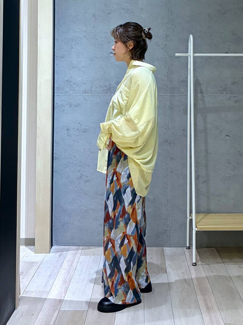 ブルー系のその他パンツ、ブラック系のサンダル、ブラック系のショルダーバッグを着用したレディースの春コーディネートの3枚目の写真