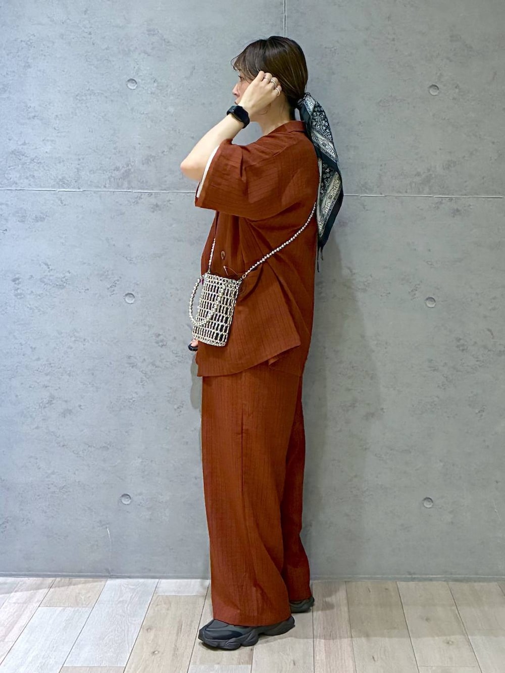 ブラウン系のその他パンツ、ブラウン系のテーラードジャケット、シルバー系のショルダーバッグを着用したレディースの春コーディネートの4枚目の写真