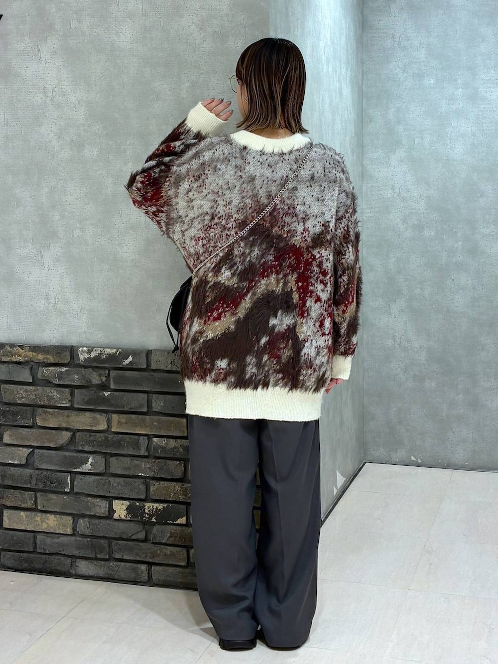 ホワイト系のTシャツ/カットソー、ホワイト系のカーディガン/ボレロ、グレー系のスラックスを着用したレディースの秋コーディネートの3枚目の写真