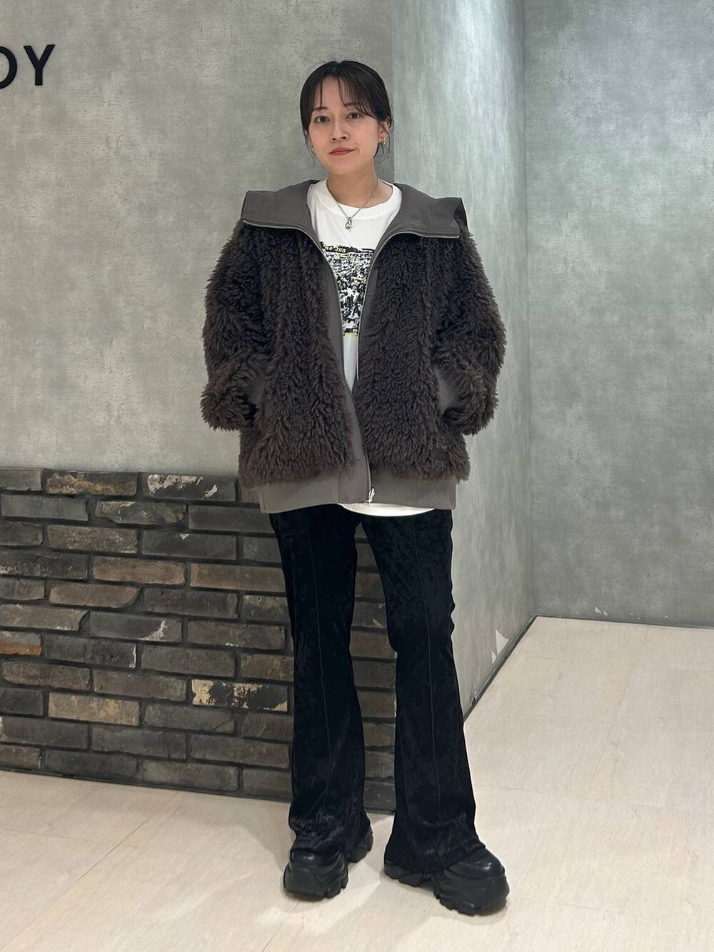 ブラック系のスニーカー、ブラウン系のブルゾン、ブラック系のその他パンツを着用したレディースの秋コーディネートの8枚目の写真