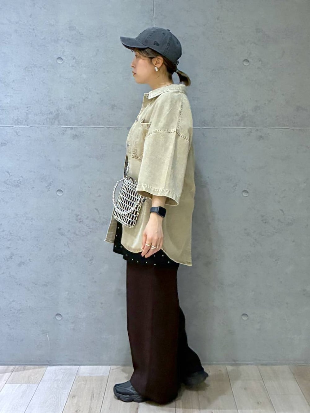 ブラウン系のその他パンツ、ベージュ系のシャツ/ブラウス、シルバー系のショルダーバッグを着用したレディースの春コーディネートの3枚目の写真