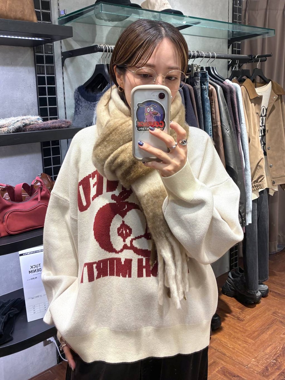 ブラック系のスニーカー、ベージュ系のニット/セーター、ブラウン系のその他パンツを着用したレディースの秋コーディネートの4枚目の写真