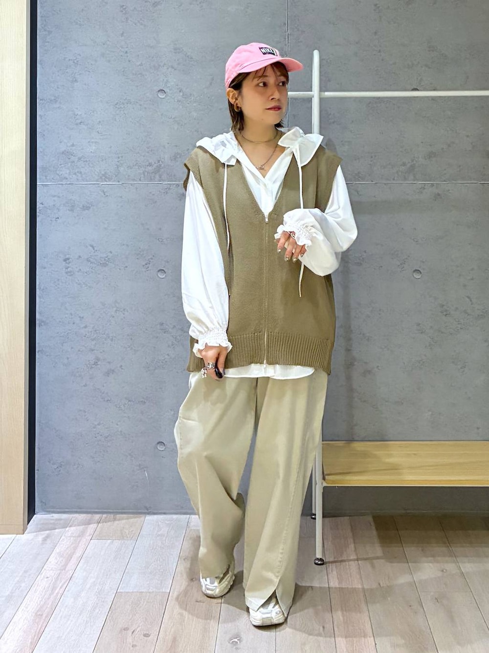 ブラウン系のベスト、ホワイト系のシャツ/ブラウスを着用したレディースの春コーディネートの6枚目の写真