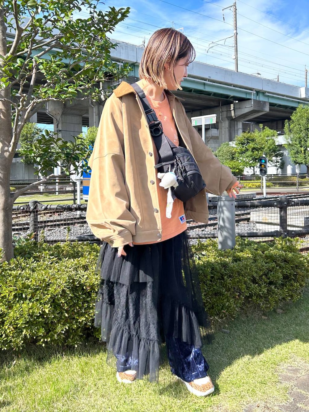 ブルー系のその他パンツ、ブラック系のスカート、ベージュ系のブルゾンを着用したレディースの秋コーディネートの2枚目の写真