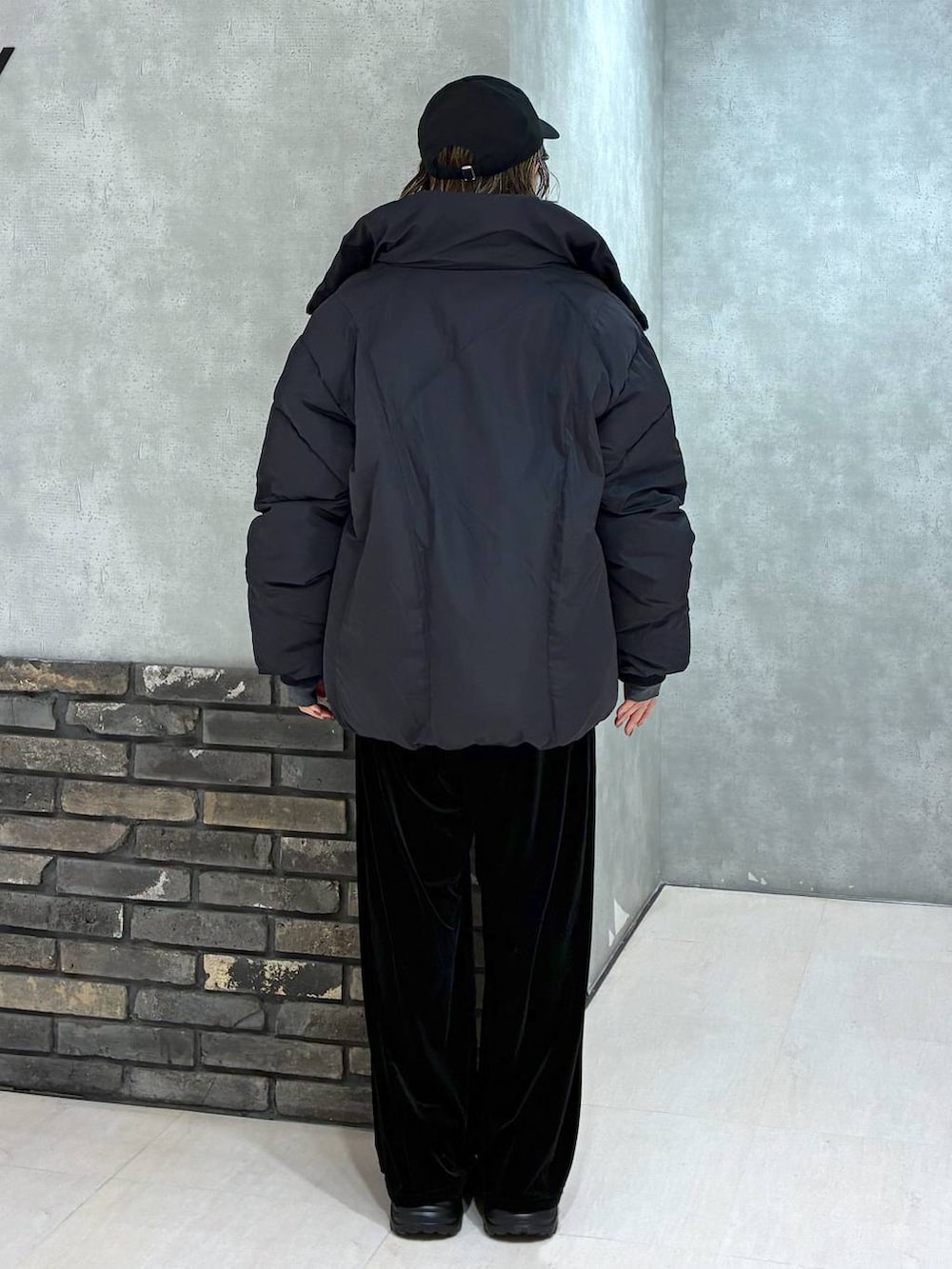 グレー系のスニーカー、ブラック系のブルゾン、ブラック系のその他パンツを着用したレディースの冬コーディネートの4枚目の写真