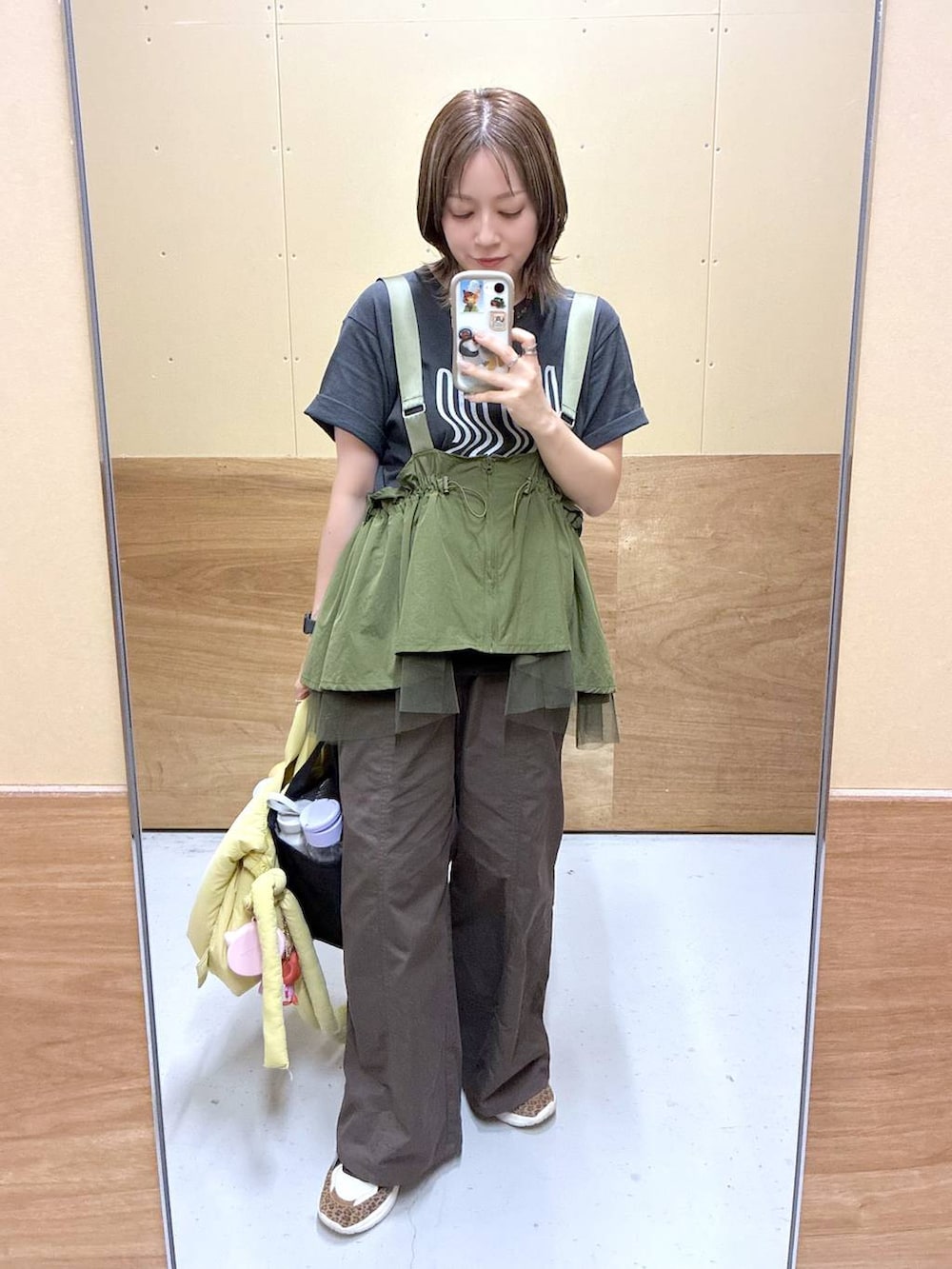 ブラウン系のその他パンツ、グレー系のTシャツ/カットソー、グリーン系のベストを着用したレディースの夏コーディネートの2枚目の写真