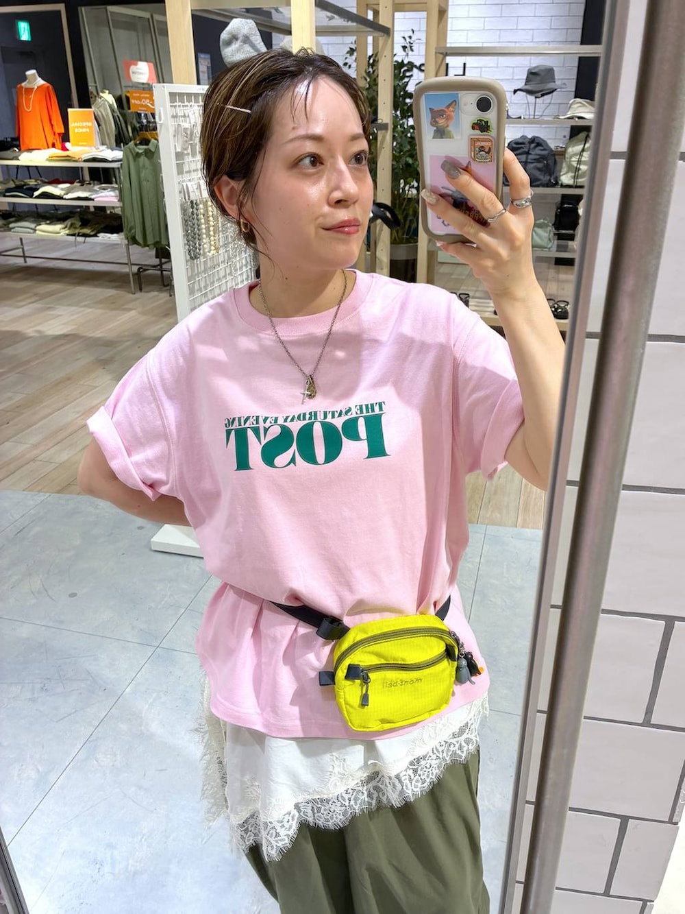 グリーン系のその他パンツ、ホワイト系のキャミソールを着用したレディースの春コーディネートの2枚目の写真