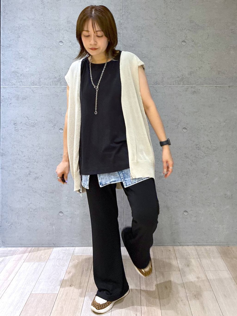 ブラック系のTシャツ/カットソー、ベージュ系のベスト、ブラック系のその他パンツを着用したレディースの夏コーディネートの6枚目の写真