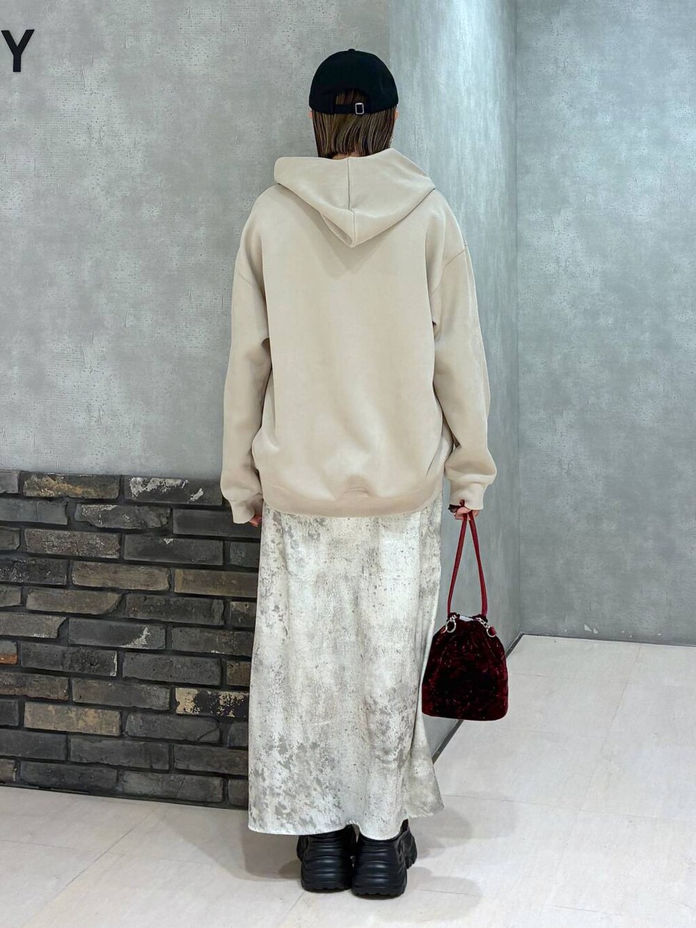 ブラック系のスニーカー、ベージュ系のパーカー、グレー系のニット/セーターを着用したレディースの冬コーディネートの5枚目の写真