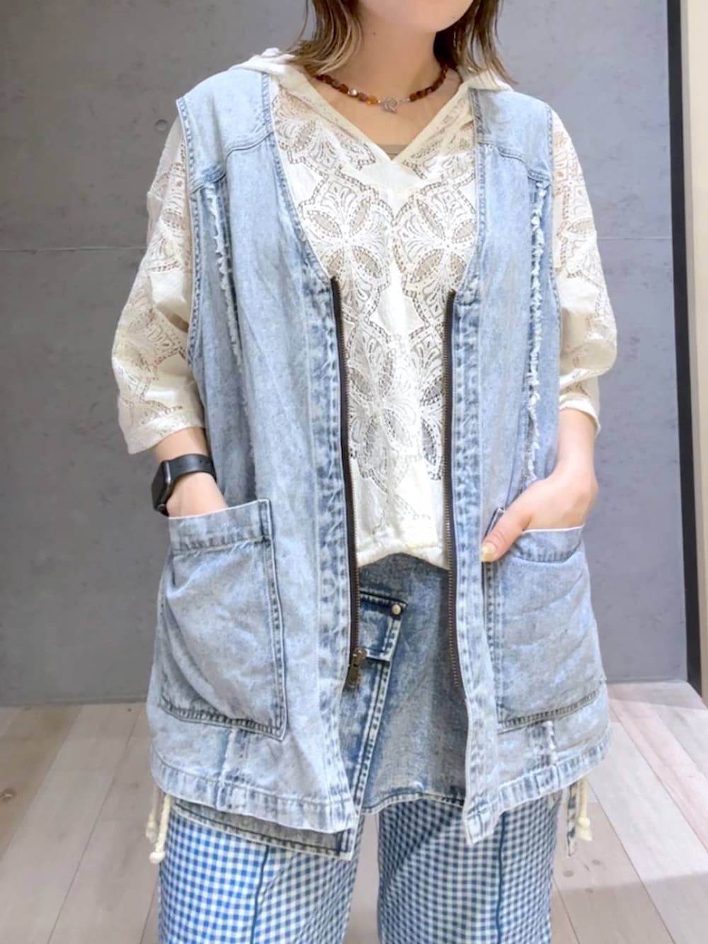 ホワイト系のシャツ/ブラウス、ブルー系のベスト、ブルー系のその他パンツを着用したレディースの夏コーディネートの2枚目の写真