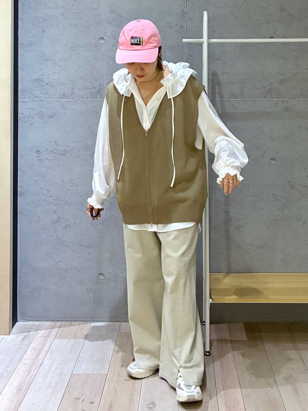 ブラウン系のベスト、ホワイト系のシャツ/ブラウスを着用したレディースの春コーディネートの2枚目の写真