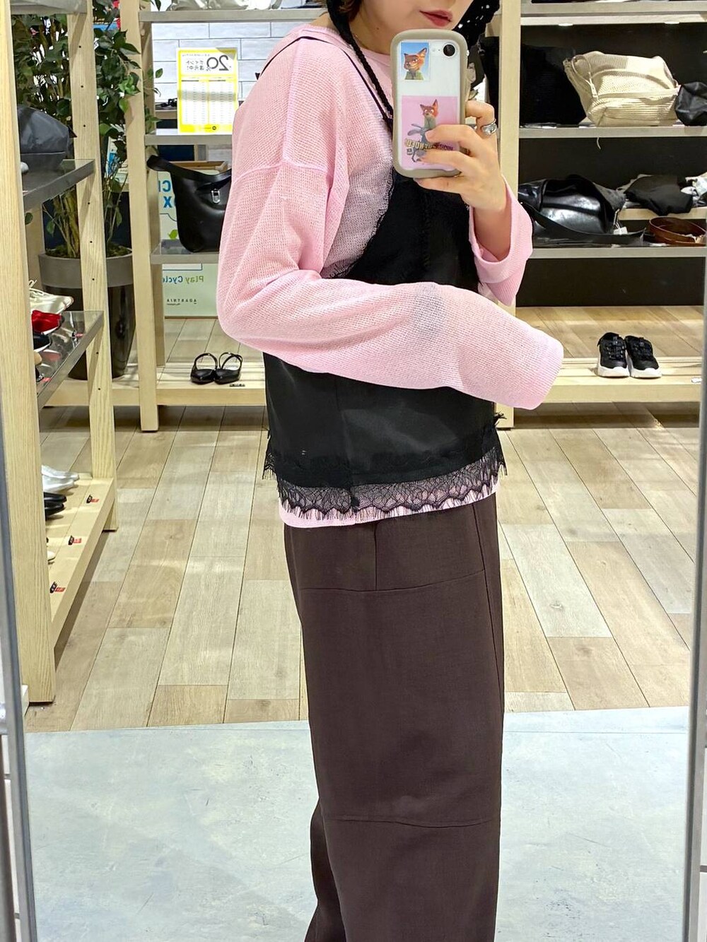 ブラウン系のその他パンツ、ピンク系のTシャツ/カットソー、ブラック系のキャミソールを着用したレディースの春コーディネートの3枚目の写真