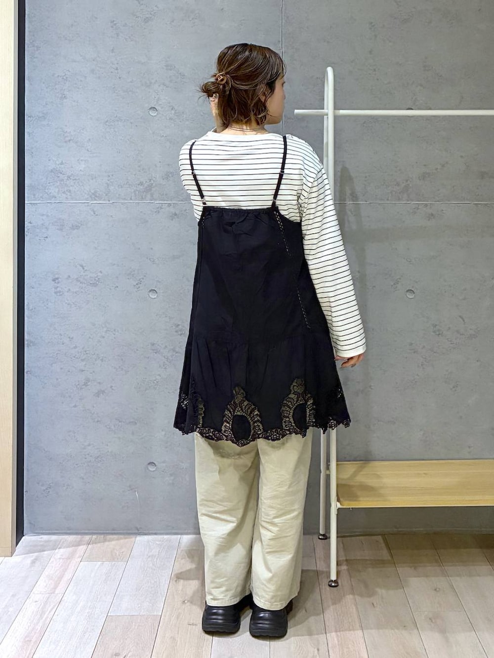 ブラック系のスニーカー、ホワイト系のTシャツ/カットソーを着用したレディースの春コーディネートの3枚目の写真