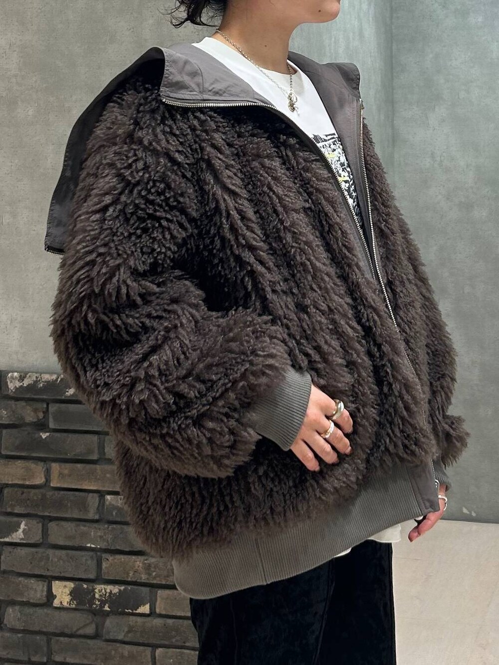 ブラック系のスニーカー、ブラウン系のブルゾン、ブラック系のその他パンツを着用したレディースの秋コーディネートの5枚目の写真