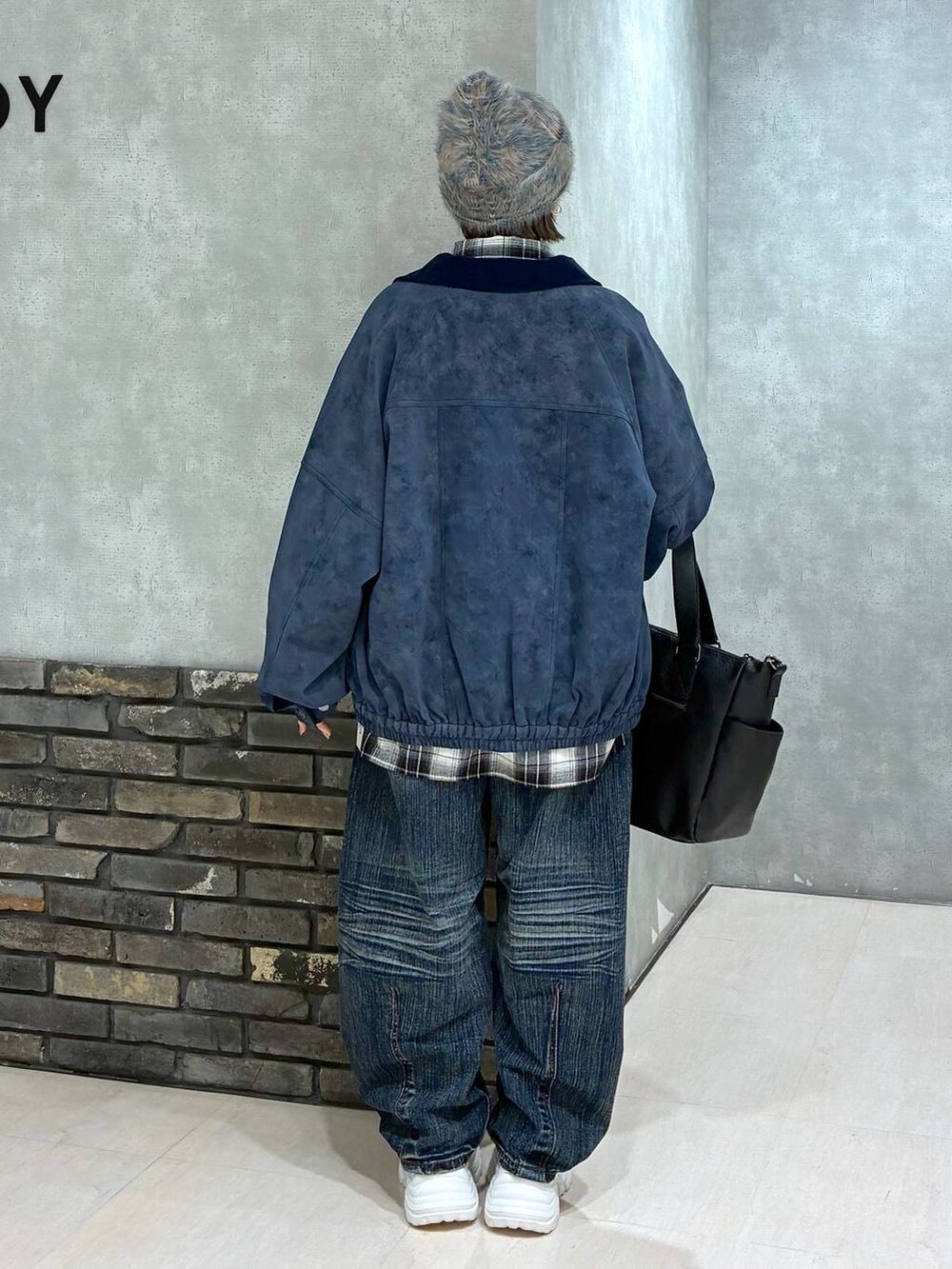 ホワイト系のスニーカー、ブラック系のボストンバッグ、レッド系のスウェットを着用したレディースの冬コーディネートの5枚目の写真