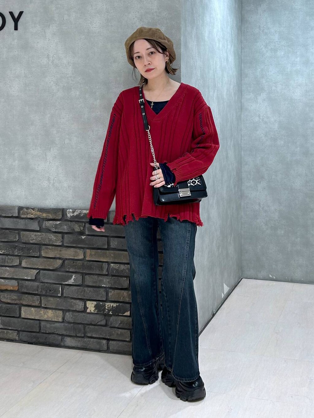 ブラック系のスニーカー、ブルー系のデニムパンツ、その他のハンドバッグを着用したレディースの秋コーディネートの7枚目の写真