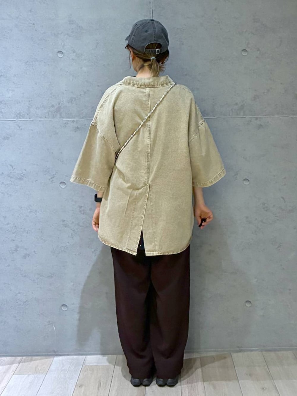 ブラウン系のその他パンツ、ベージュ系のシャツ/ブラウス、シルバー系のショルダーバッグを着用したレディースの春コーディネートの4枚目の写真