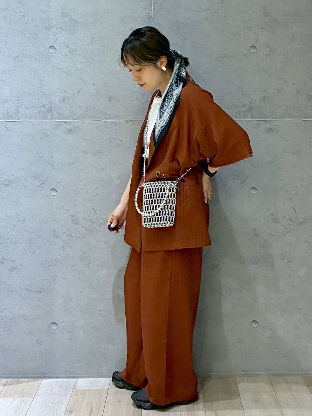 ブラウン系のその他パンツ、ブラウン系のテーラードジャケット、シルバー系のショルダーバッグを着用したレディースの春コーディネートの2枚目の写真