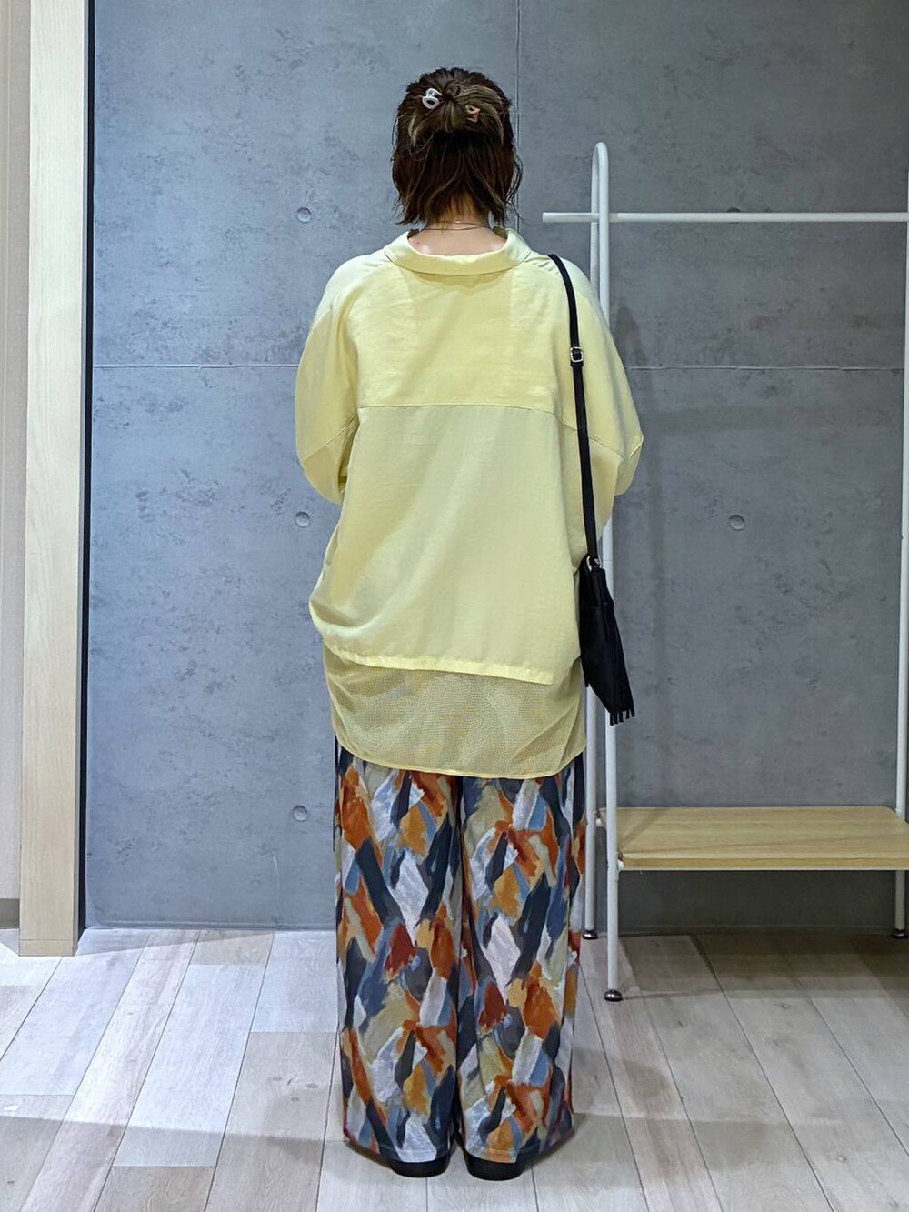 ブルー系のその他パンツ、ブラック系のサンダル、ブラック系のショルダーバッグを着用したレディースの春コーディネートの4枚目の写真