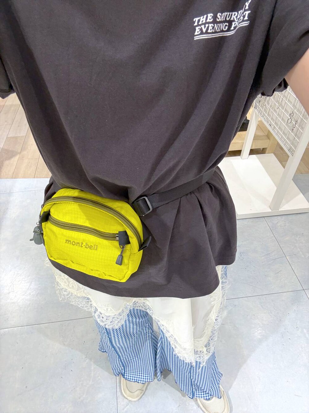 ブルー系のその他パンツ、ホワイト系のキャミソール、イエロー系のネックレスを着用したレディースの夏コーディネートの2枚目の写真