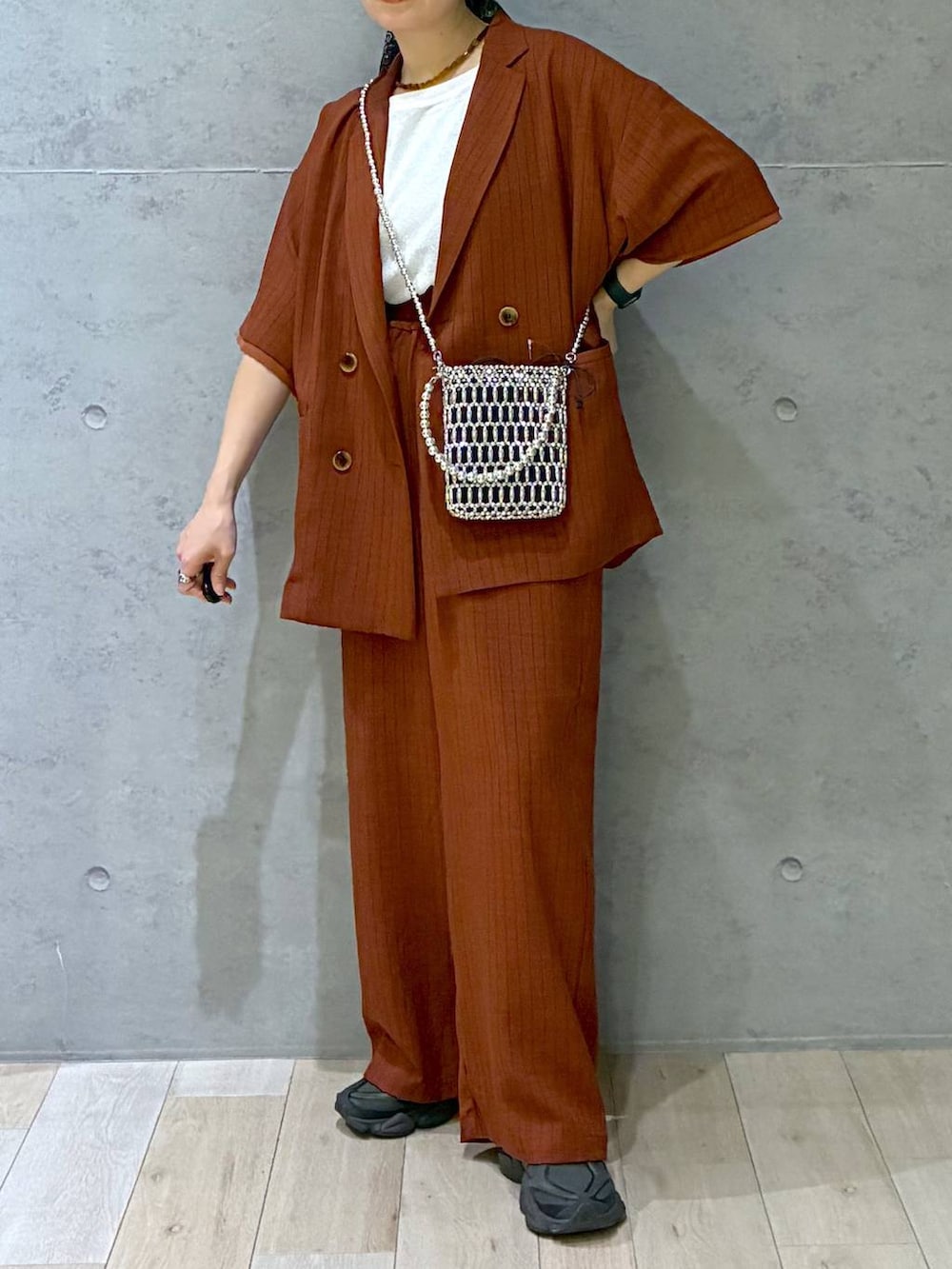ブラウン系のその他パンツ、ブラウン系のテーラードジャケット、シルバー系のショルダーバッグを着用したレディースの春コーディネートの5枚目の写真