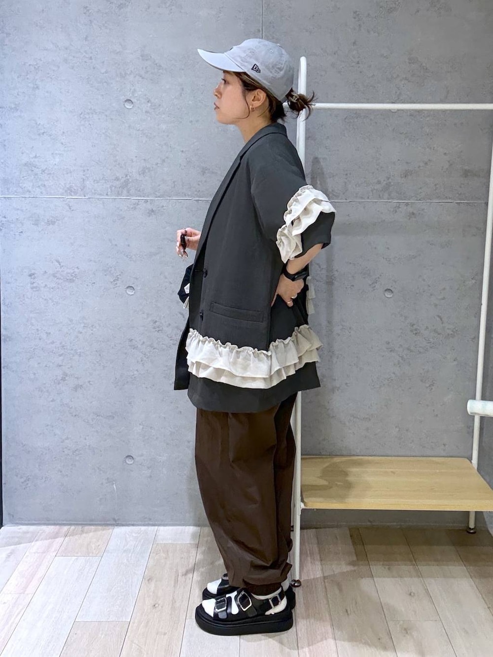 ベージュ系のTシャツ/カットソー、ブラック系のサンダル、ブラック系のバックパック/リュックを着用したレディースの春コーディネートの3枚目の写真