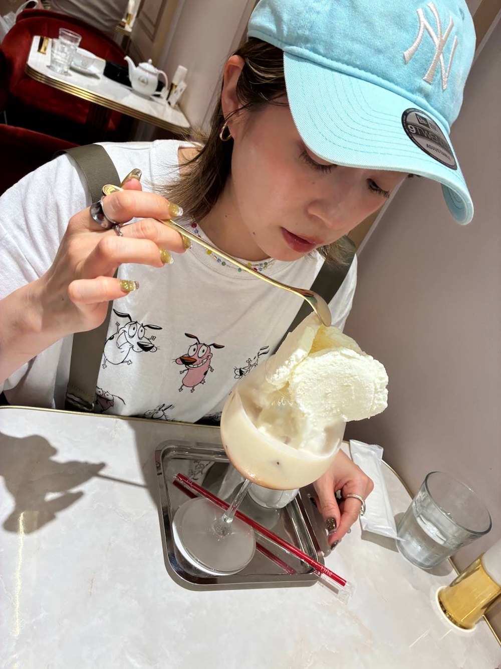ホワイト系のTシャツ/カットソー、グリーン系のベスト、イエロー系のその他パンツを着用したレディースの夏コーディネートの5枚目の写真