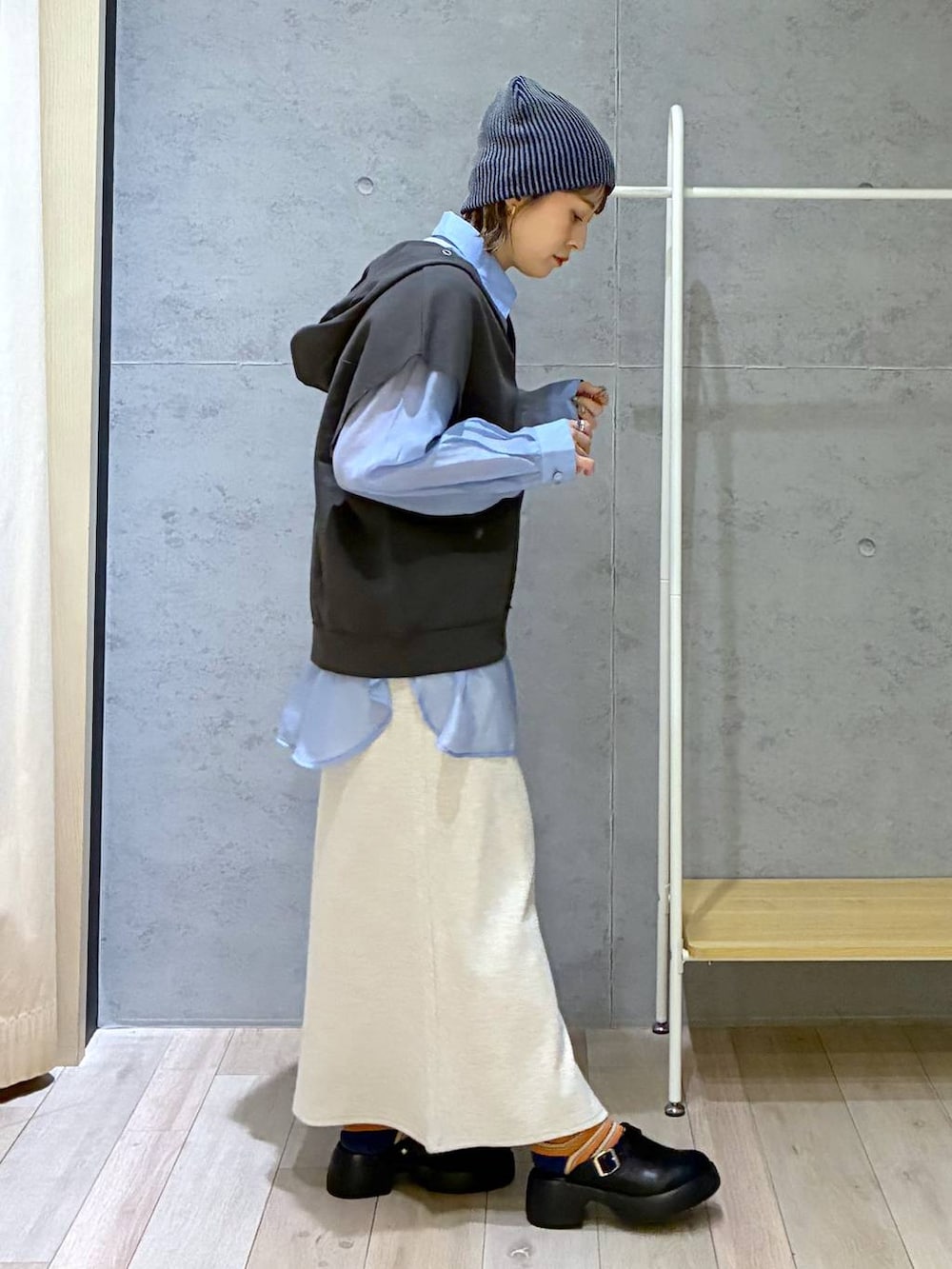 ブルー系のシャツ/ブラウス、ブラック系のサンダル、ベージュ系のスカートを着用したレディースの春コーディネートの5枚目の写真