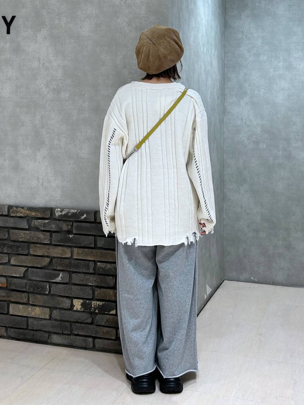 ブラック系のスニーカー、グレー系のスウェットパンツ、イエロー系のハンドバッグを着用したレディースの秋コーディネートの6枚目の写真