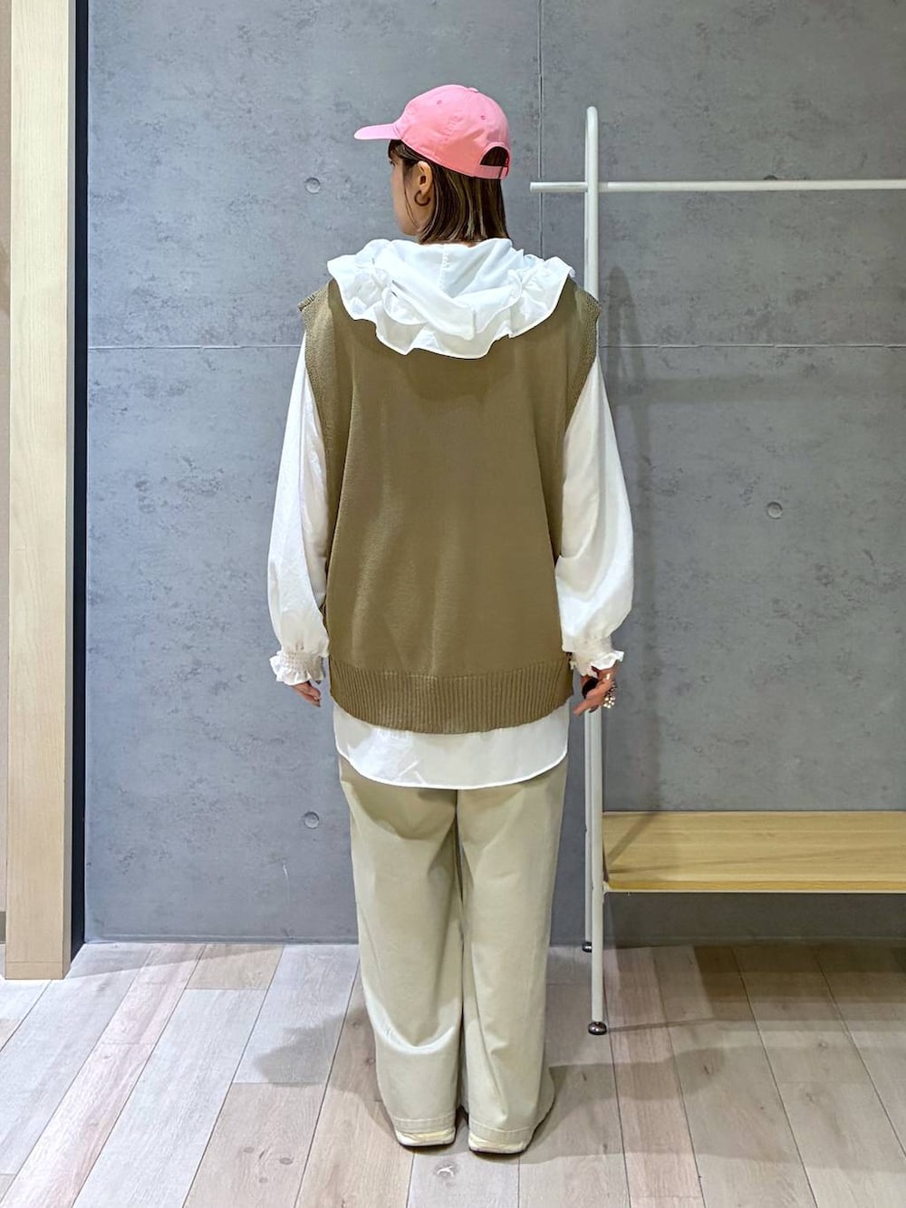 ブラウン系のベスト、ホワイト系のシャツ/ブラウスを着用したレディースの春コーディネートの4枚目の写真