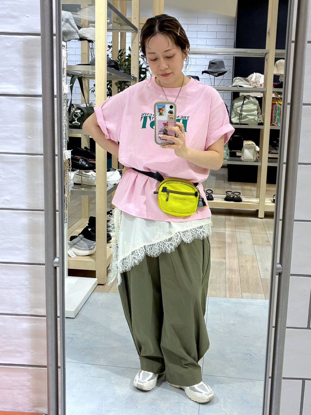 グリーン系のその他パンツ、ホワイト系のキャミソールを着用したレディースの春コーディネートの6枚目の写真