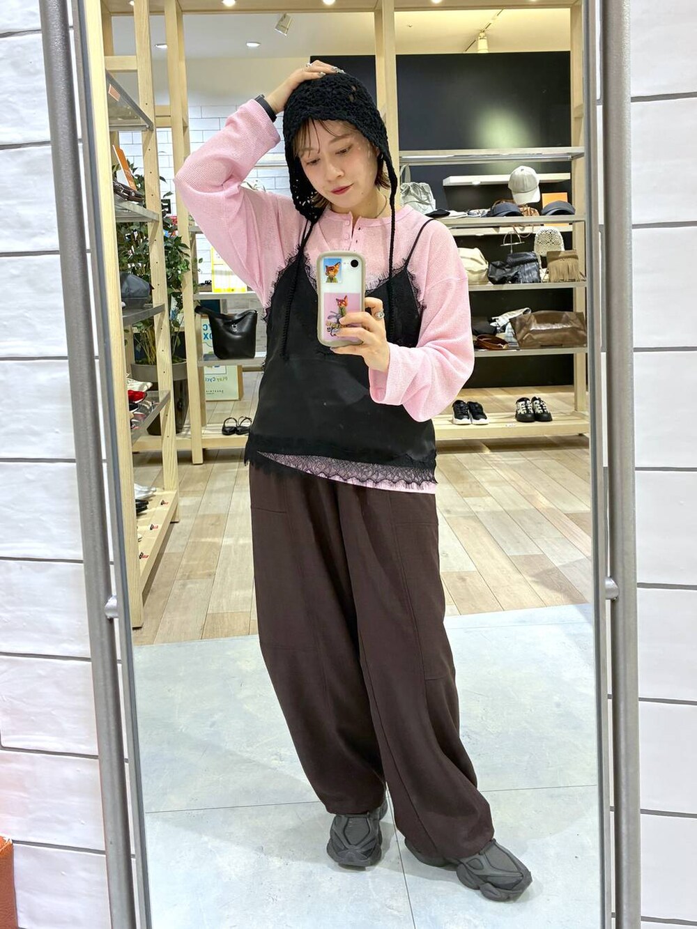 ブラウン系のその他パンツ、ピンク系のTシャツ/カットソー、ブラック系のキャミソールを着用したレディースの春コーディネートの2枚目の写真