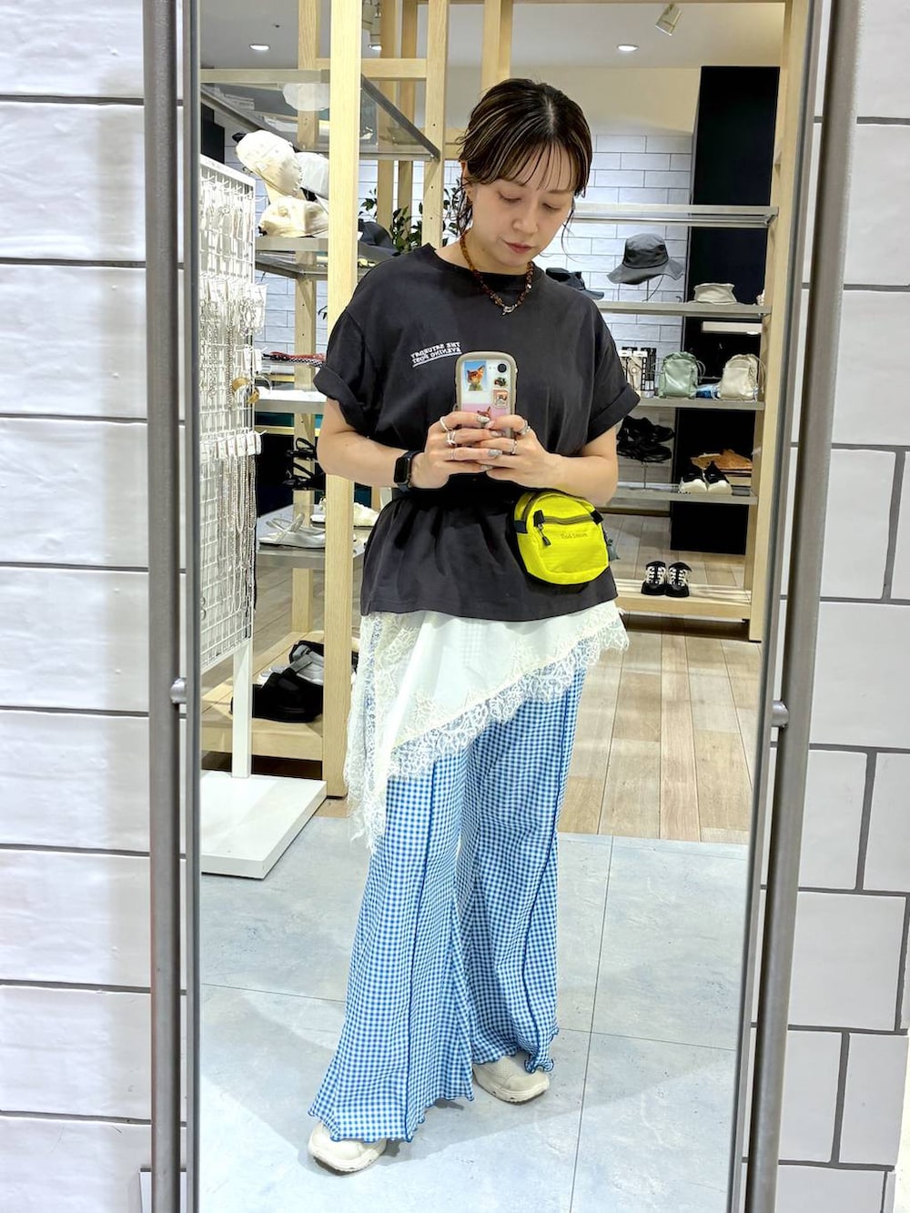 ブルー系のその他パンツ、ホワイト系のキャミソール、イエロー系のネックレスを着用したレディースの夏コーディネートの4枚目の写真