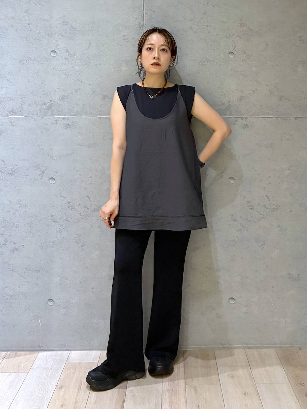ブラック系のTシャツ/カットソー、ブラック系のスニーカー、グレー系のキャミソールを着用したレディースの夏コーディネートの3枚目の写真