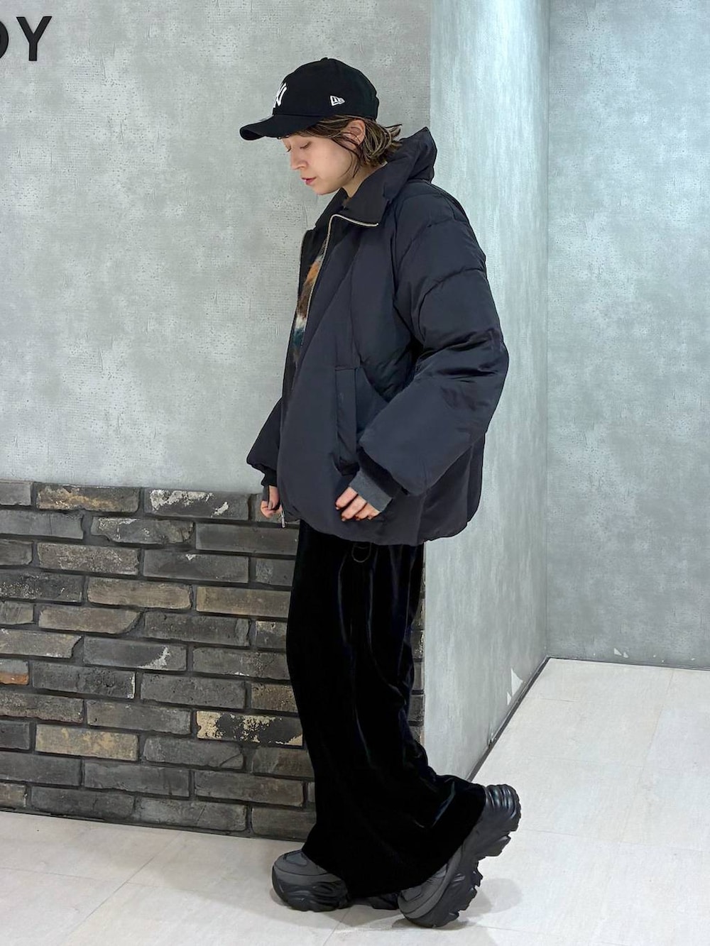 グレー系のスニーカー、ブラック系のブルゾン、ブラック系のその他パンツを着用したレディースの冬コーディネートの5枚目の写真