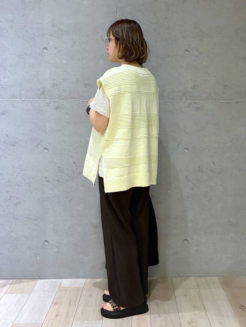 ブラウン系のその他パンツ、その他のサンダル、ブラック系のショルダーバッグを着用したレディースの春コーディネートの3枚目の写真