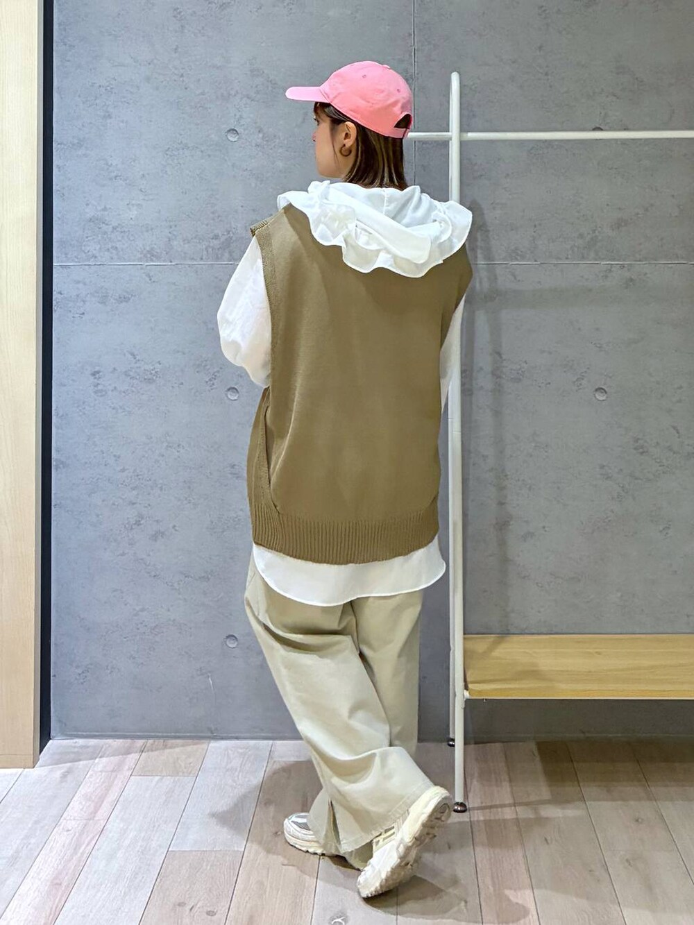 ブラウン系のベスト、ホワイト系のシャツ/ブラウスを着用したレディースの春コーディネートの3枚目の写真