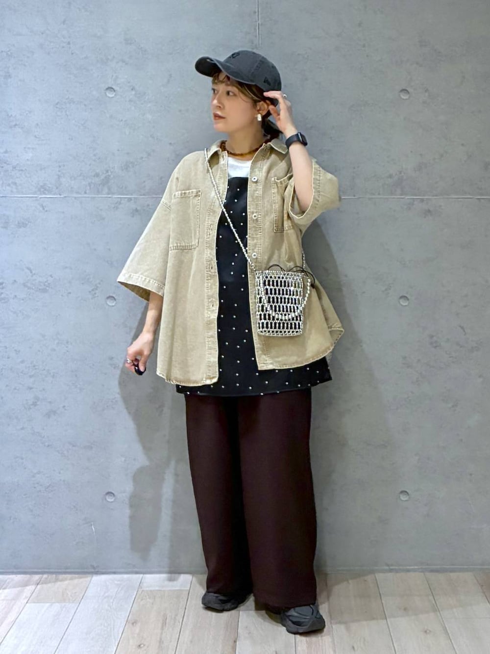 ブラウン系のその他パンツ、ベージュ系のシャツ/ブラウス、シルバー系のショルダーバッグを着用したレディースの春コーディネートの6枚目の写真