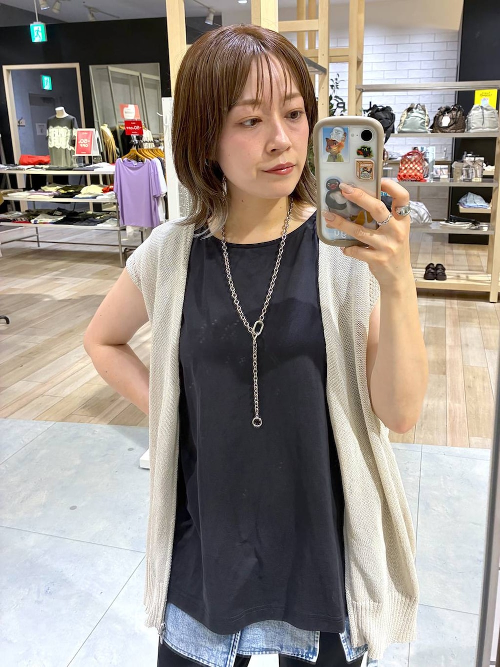 ブラック系のTシャツ/カットソー、ベージュ系のベスト、ブラック系のその他パンツを着用したレディースの夏コーディネートの8枚目の写真