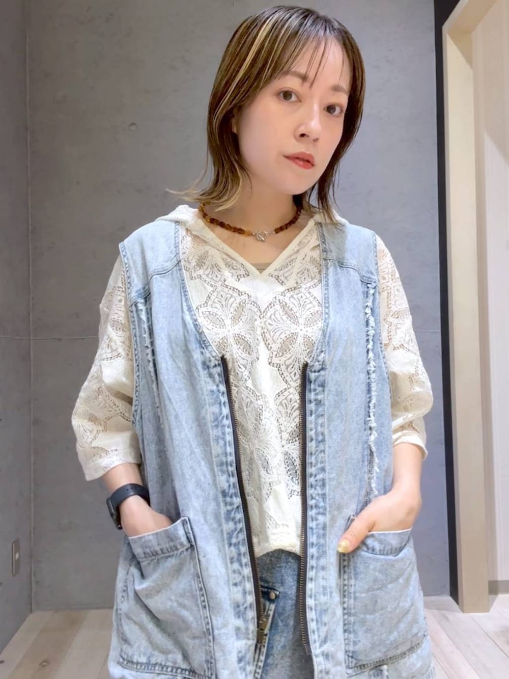 ホワイト系のシャツ/ブラウス、ブルー系のベスト、ブルー系のその他パンツを着用したレディースの夏コーディネートの5枚目の写真