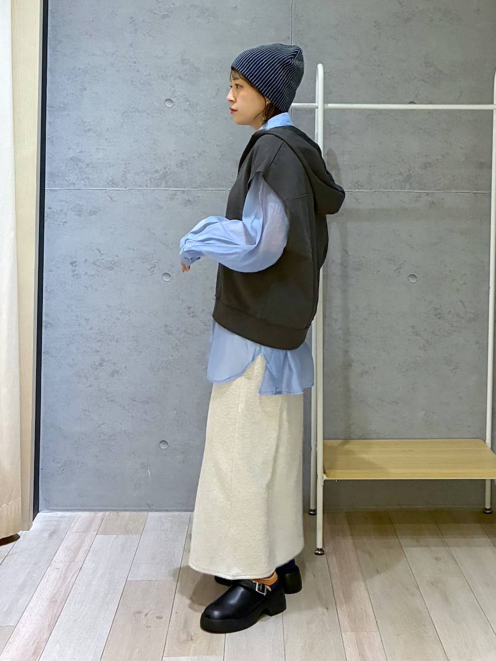 ブルー系のシャツ/ブラウス、ブラック系のサンダル、ベージュ系のスカートを着用したレディースの春コーディネートの2枚目の写真