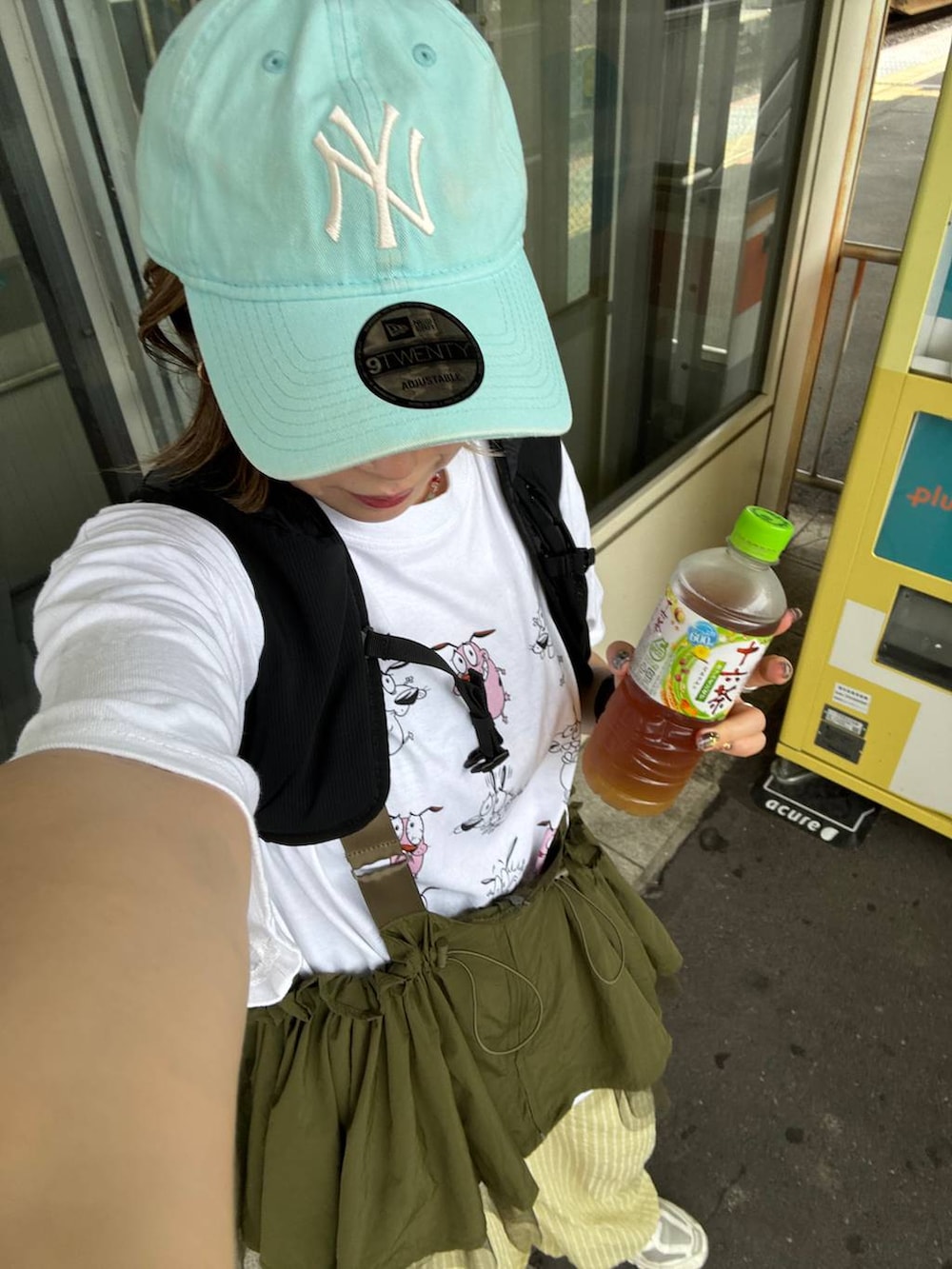 ホワイト系のTシャツ/カットソー、グリーン系のベスト、イエロー系のその他パンツを着用したレディースの夏コーディネートの3枚目の写真