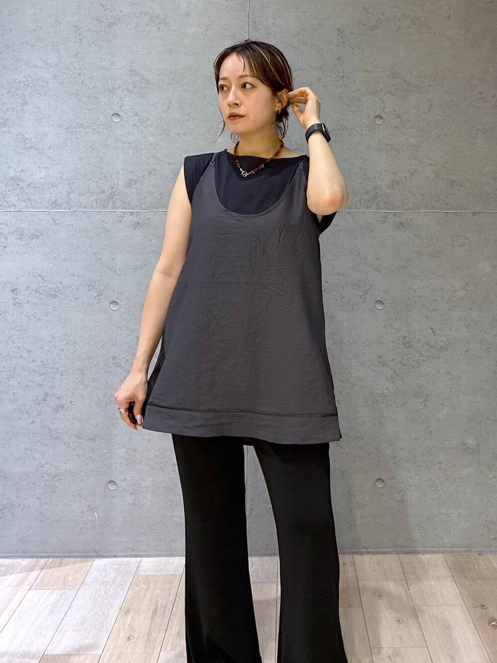 ブラック系のTシャツ/カットソー、ブラック系のスニーカー、グレー系のキャミソールを着用したレディースの夏コーディネートの2枚目の写真