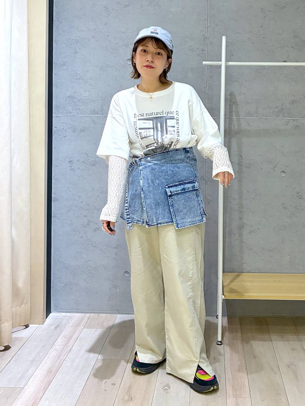 ホワイト系のTシャツ/カットソー、ブルー系のベルトを着用したレディースの春コーディネートの5枚目の写真