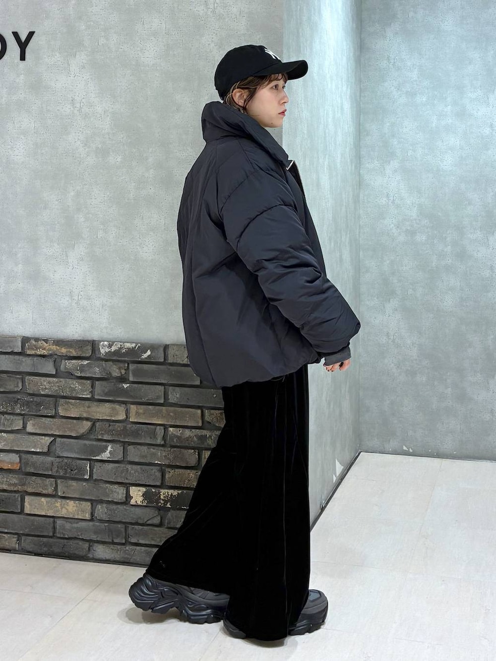 グレー系のスニーカー、ブラック系のブルゾン、ブラック系のその他パンツを着用したレディースの冬コーディネートの3枚目の写真