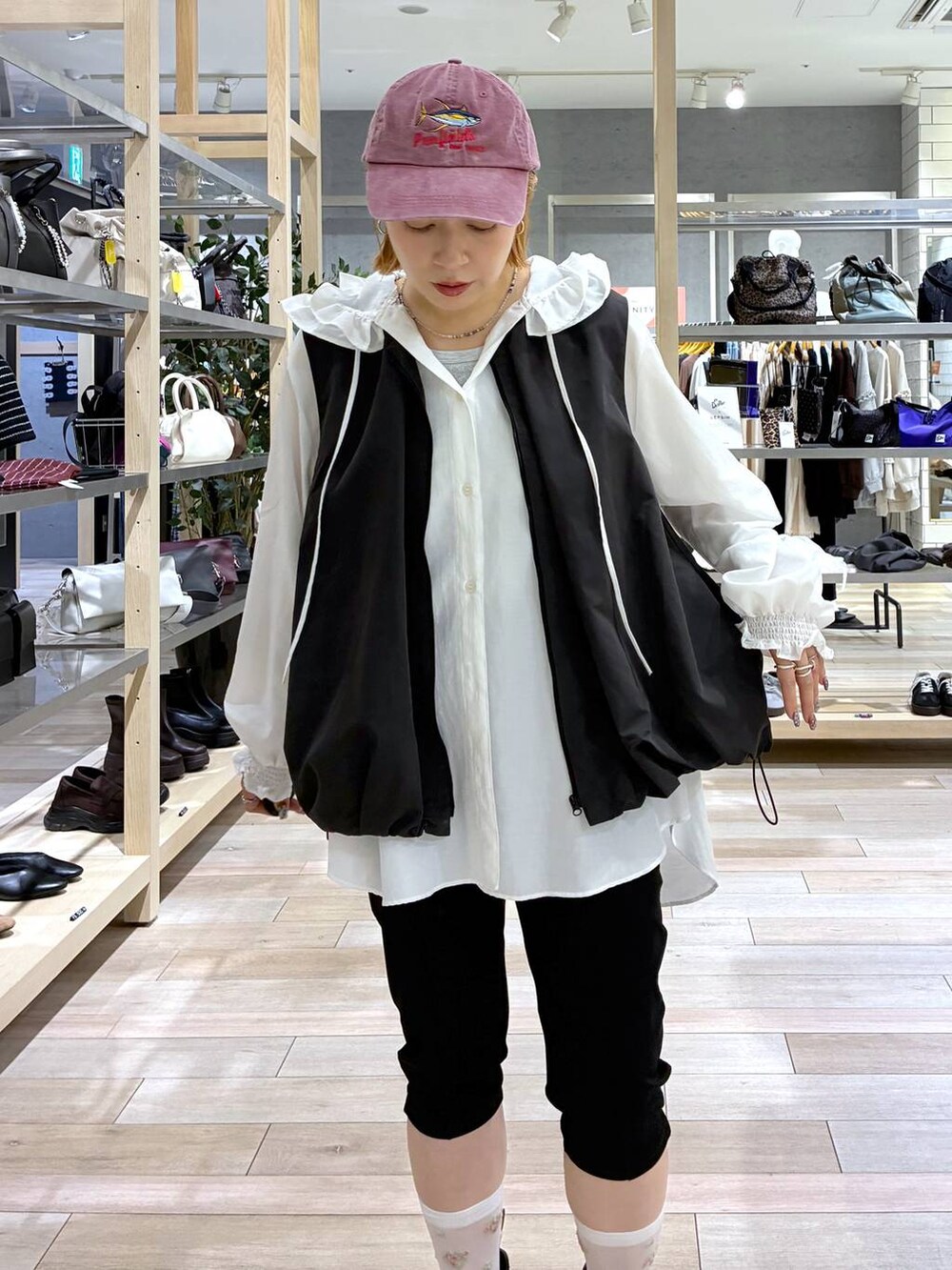 グレー系のベスト、ブラック系のその他パンツ、ホワイト系のシャツ/ブラウスを着用したレディースの秋コーディネートの4枚目の写真