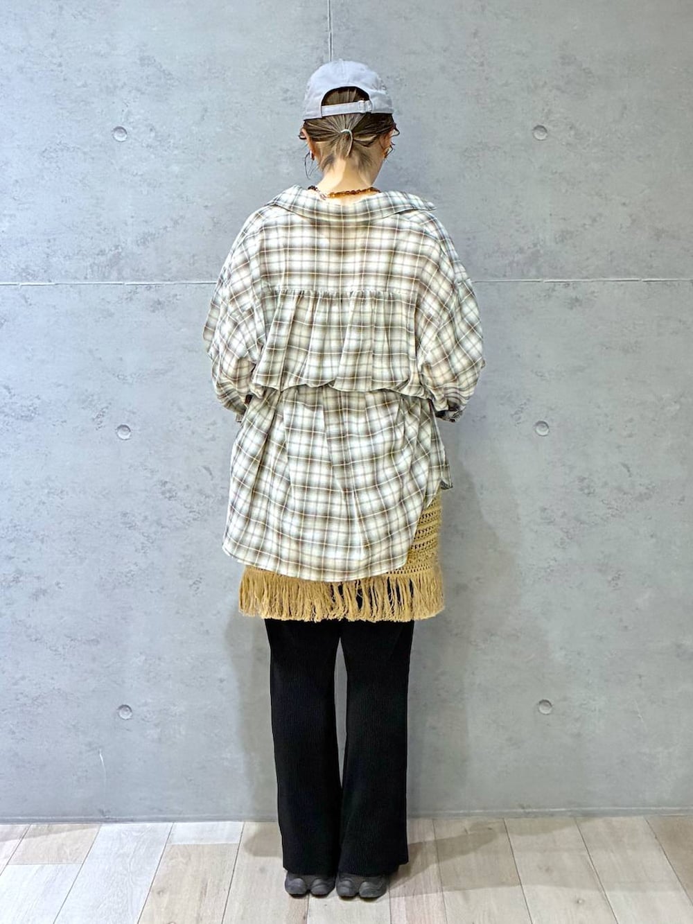 ブラック系のその他パンツ、ベージュ系のスカート、ブラウン系のシャツ/ブラウスを着用したレディースの春コーディネートの4枚目の写真