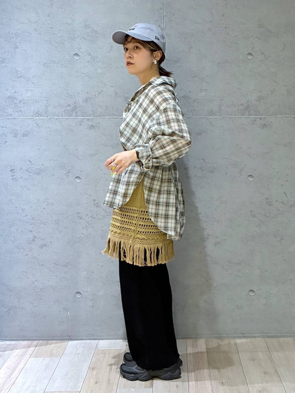 ブラック系のその他パンツ、ベージュ系のスカート、ブラウン系のシャツ/ブラウスを着用したレディースの春コーディネートの3枚目の写真