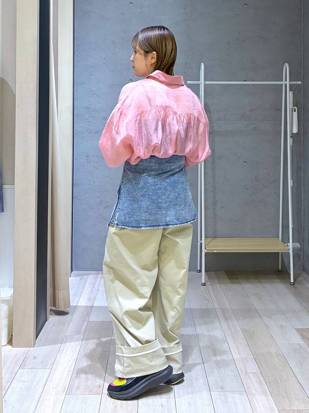 ピンク系のシャツ/ブラウス、ベージュ系のその他パンツ、ブルー系のベルトを着用したレディースの春コーディネートの2枚目の写真