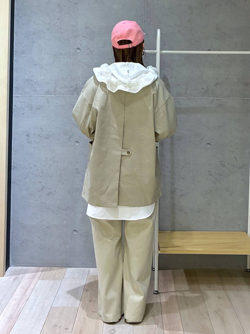 ベージュ系のテーラードジャケット、ホワイト系のシャツ/ブラウスを着用したレディースの春コーディネートの5枚目の写真